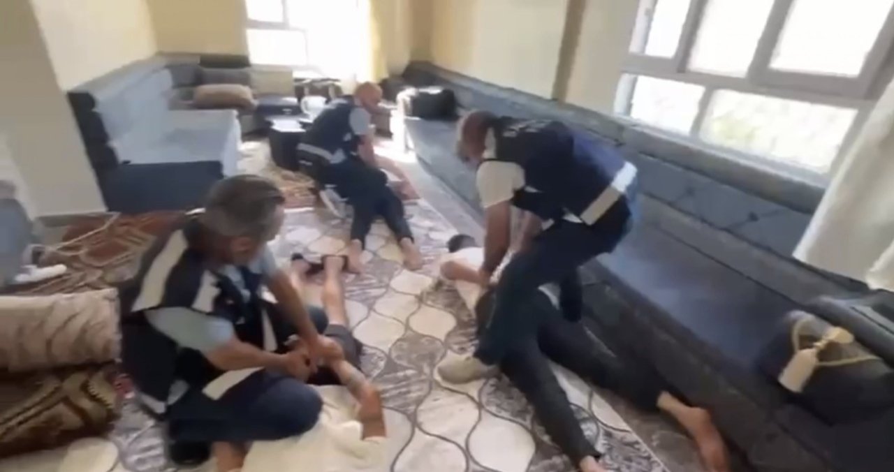 Ağlayan kadını fark eden ekipler, milyon liralık dolandırıcılığı çözdü