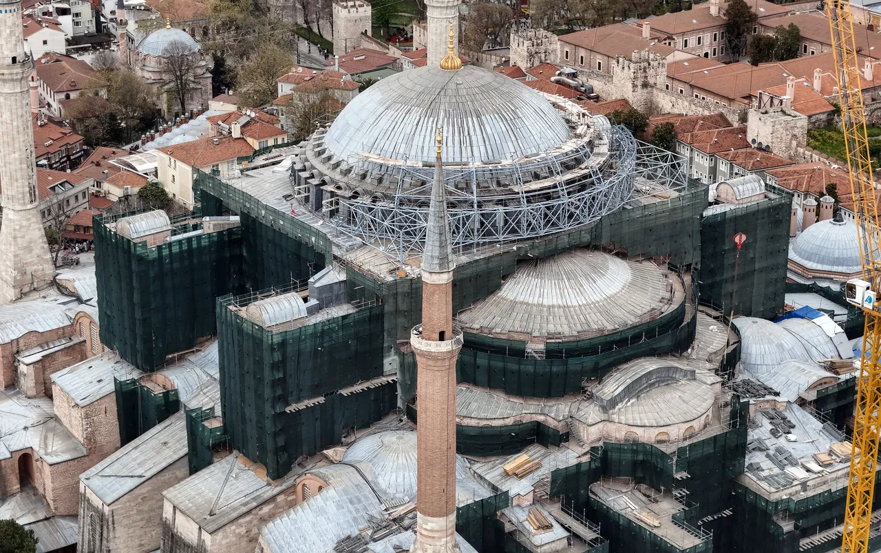 Ayasofyanın görünmeyen tünellerinde restorasyon var! Bakan Ersoydan dikkat çeken açıklamalar