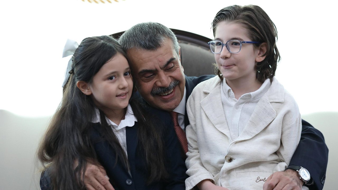 Cumhurbaşkanı Erdoğan'la şarkı söyleyen öğrencilerden Bakan Tekin'e ziyaret