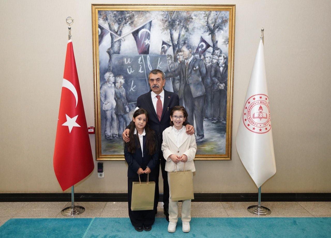 Cumhurbaşkanı Erdoğanla şarkı söyleyen öğrencilerden Bakan Tekine ziyaret