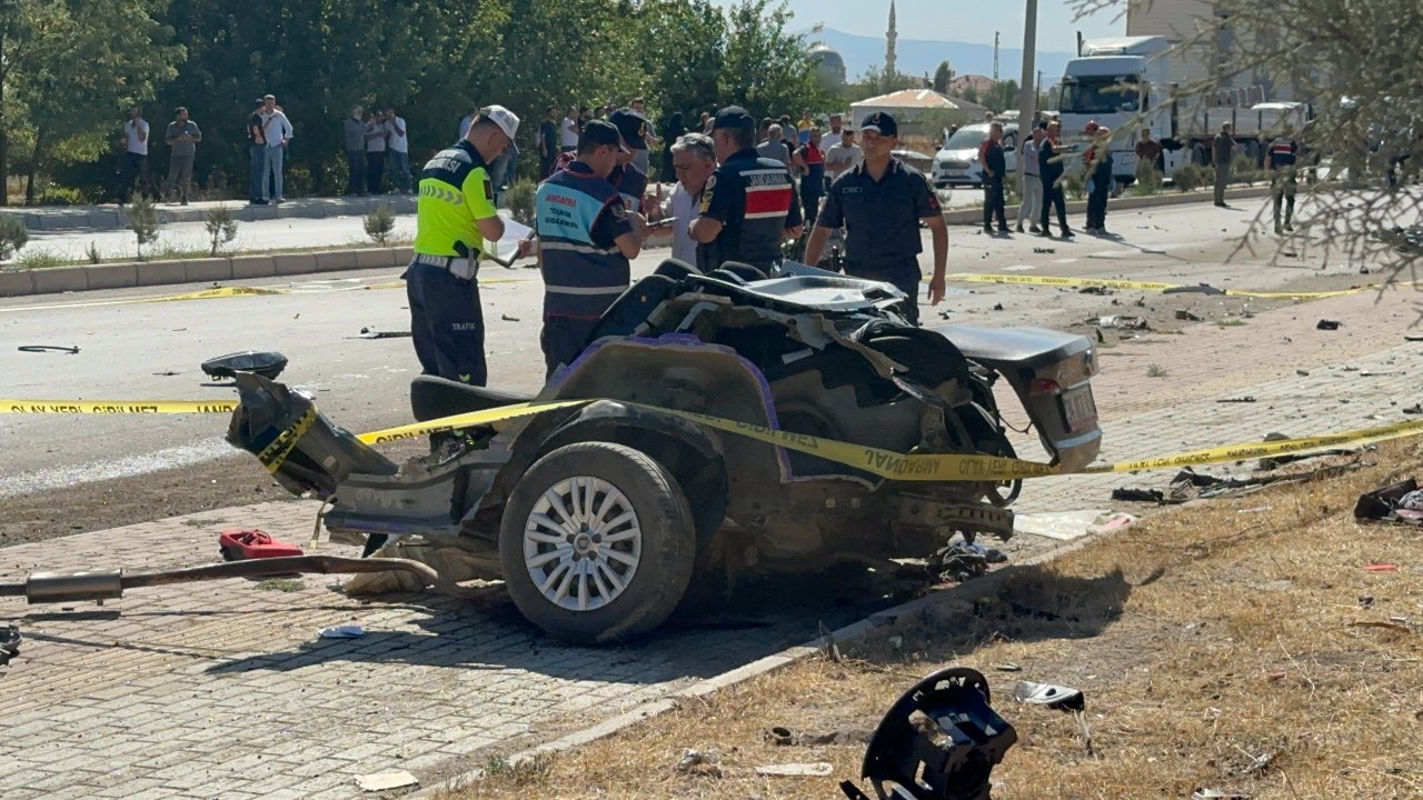Elazığ'da otomobilin ikiye bölündüğü kazanın görüntüleri ortaya çıktı