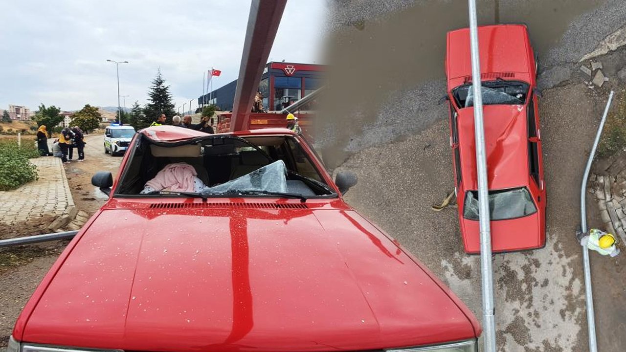 Elektrik direkleri otomobilin üzerine devrildi! Araç hurdaya döndü
