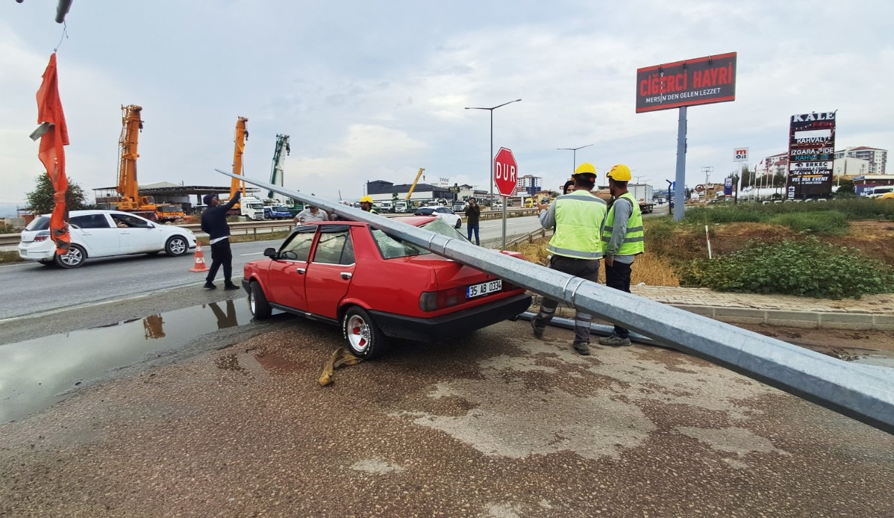 Elektrik direkleri otomobilin üzerine devrildi! Araç hurdaya döndü