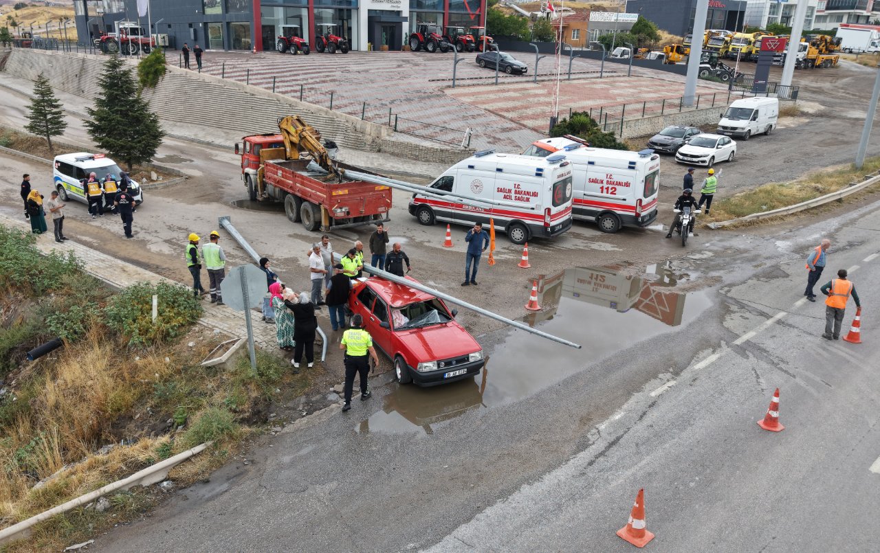 Elektrik direkleri otomobilin üzerine devrildi! Araç hurdaya döndü