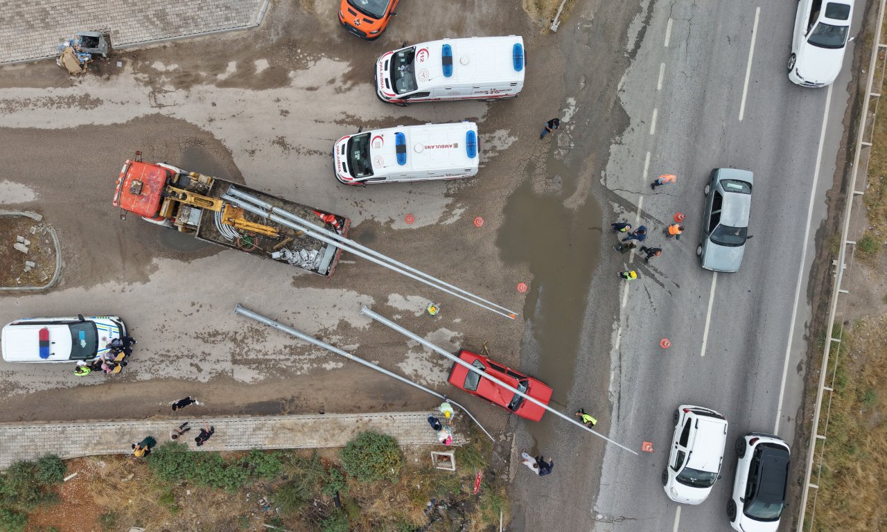 Elektrik direkleri otomobilin üzerine devrildi! Araç hurdaya döndü