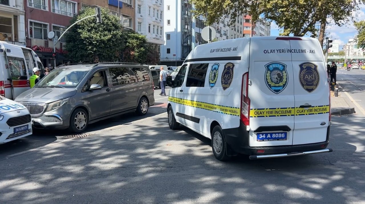 Fatih'te peş peşe iki minibüsün çarptığı genç hayatını kaybetti
