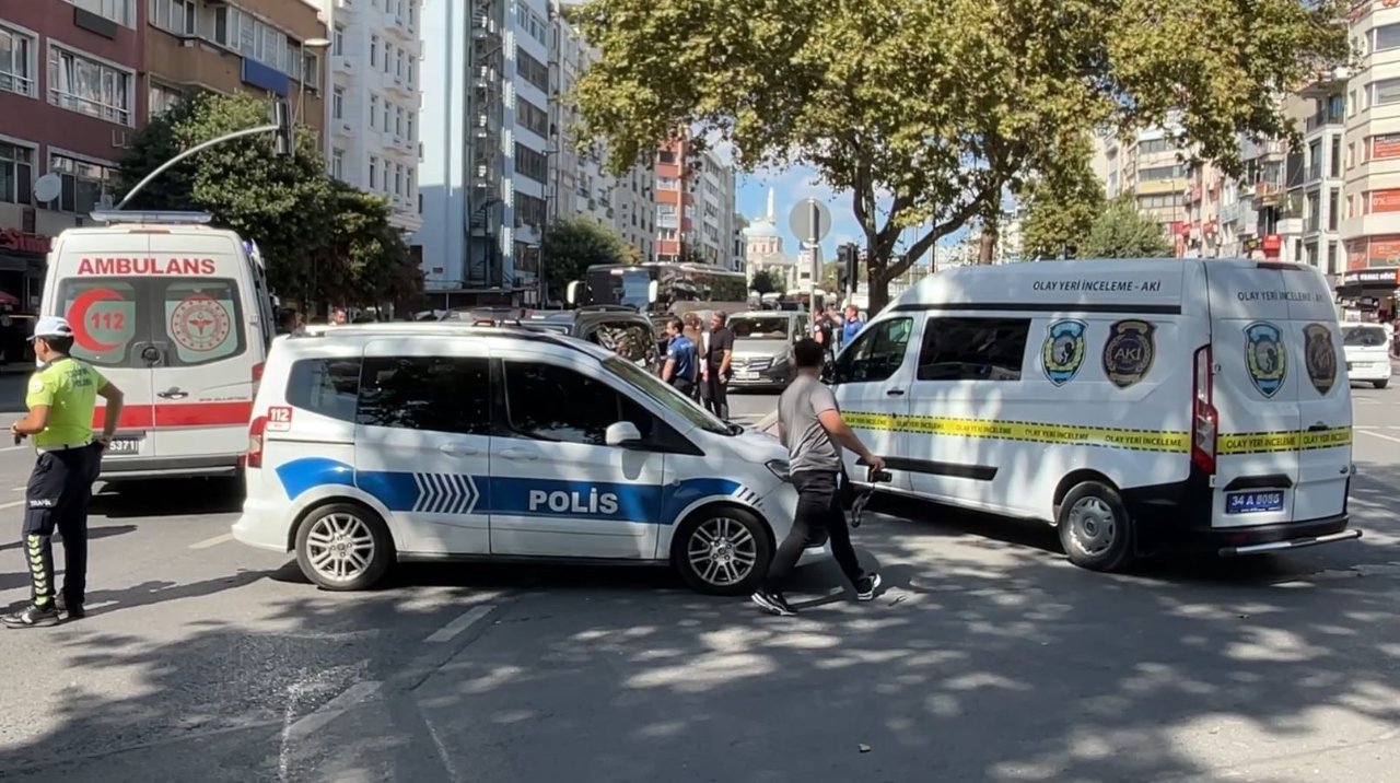 Fatihte peş peşe iki minibüsün çarptığı genç hayatını kaybetti