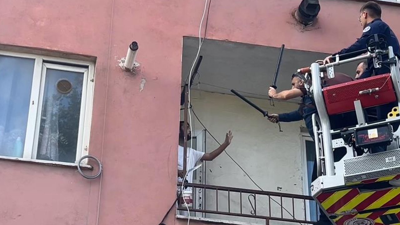 Film gibi operasyon! Elinde bıçakla polislere “siz kimsiniz?” diye bağırdı