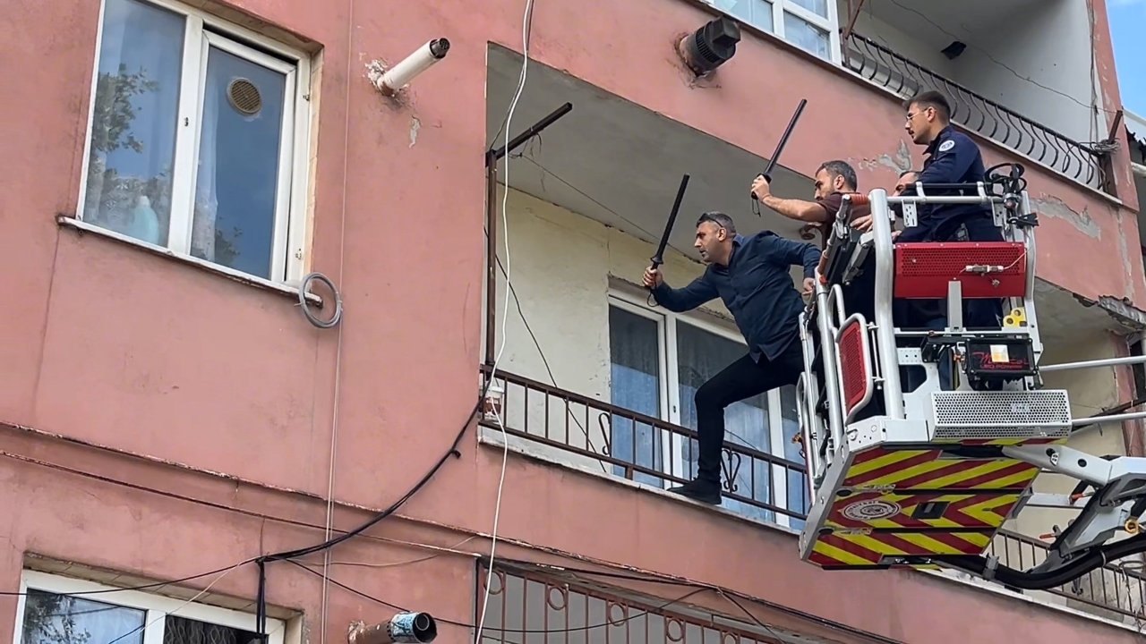 Film gibi operasyon! Elinde bıçakla polislere “siz kimsiniz?” diye bağırdı