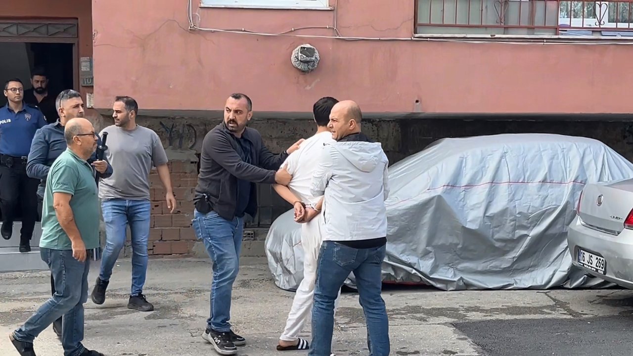 Film gibi operasyon! Elinde bıçakla polislere “siz kimsiniz?” diye bağırdı