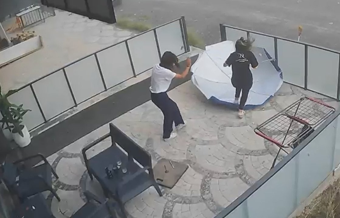 Fırtına zor anlar yaşattı! Genç kız bir sağa bir sola savruldu