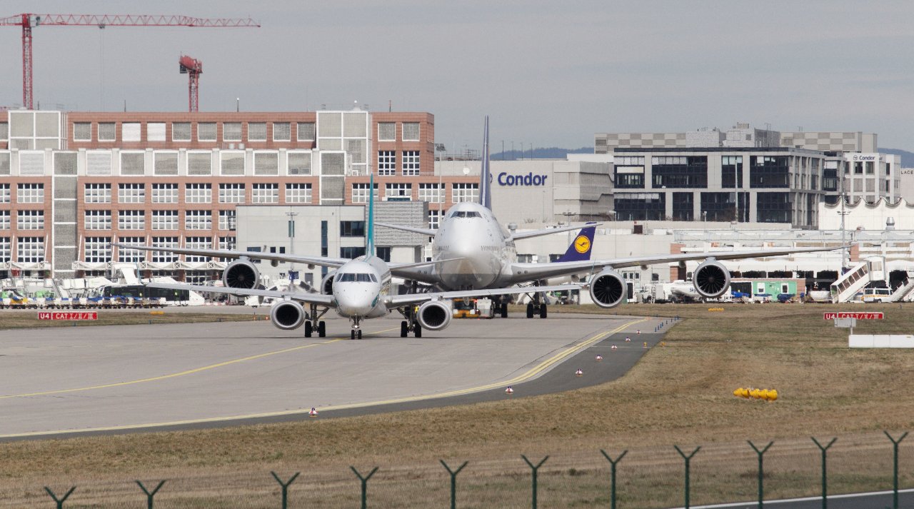 Frankfurt Havalimanı'nda ölümcül alarm! Salgında can kaybı artıyor