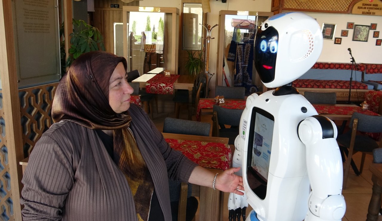 Göreni şaşırtan yerli robot! Marifetlerinde yok yok! ‘Bacım’ diyor, dert dinliyor, Erzurum şivesiyle konuşuyor!