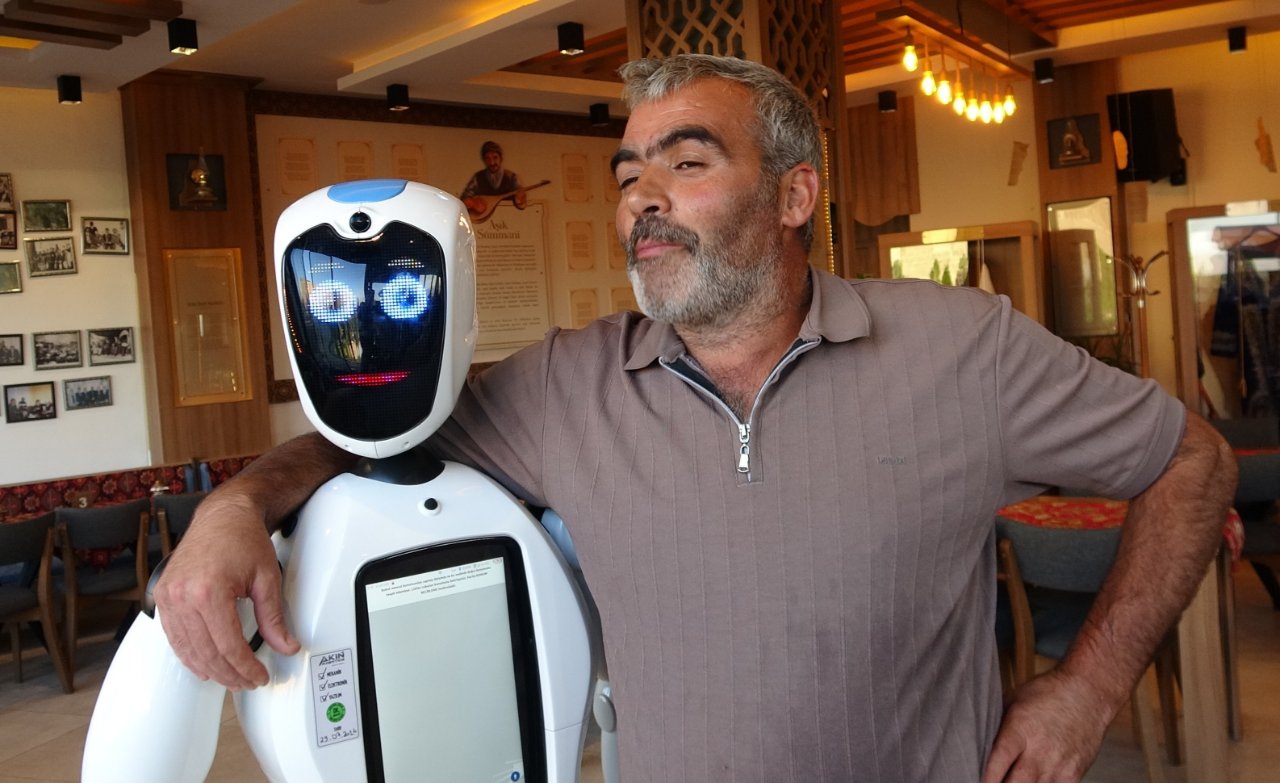 Göreni şaşırtan yerli robot! Marifetlerinde yok yok! ‘Bacım’ diyor, dert dinliyor, Erzurum şivesiyle konuşuyor!