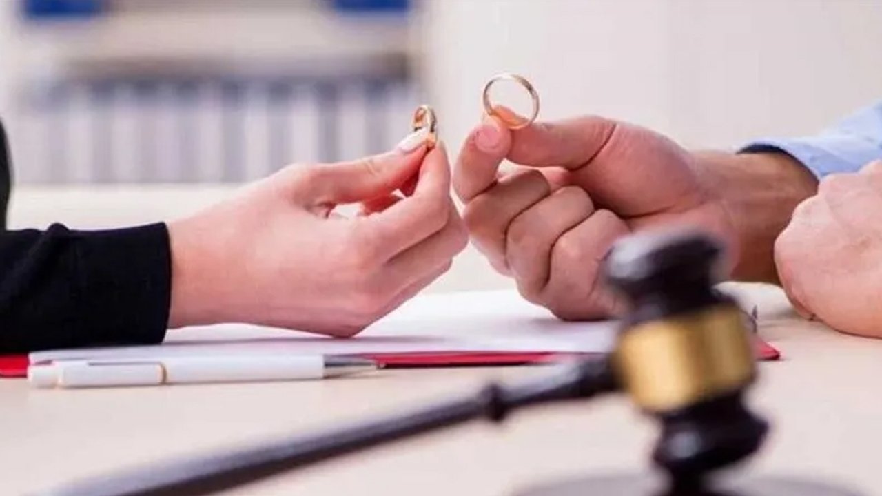 Hem boşanma hem tazminat sebebi! Eşine 'eşek' diyen yandı