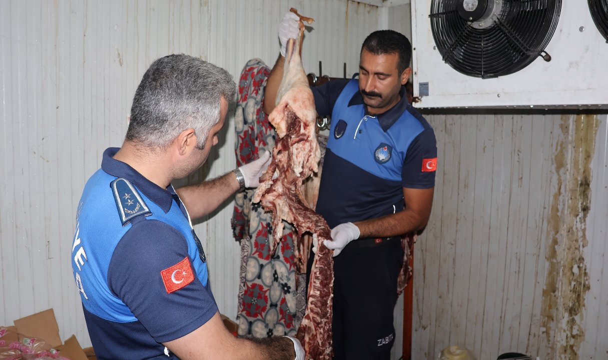 Kasapta kilolarca bozuk et, okul kantininde yüzlerce tarihi geçmiş ürün bulundu