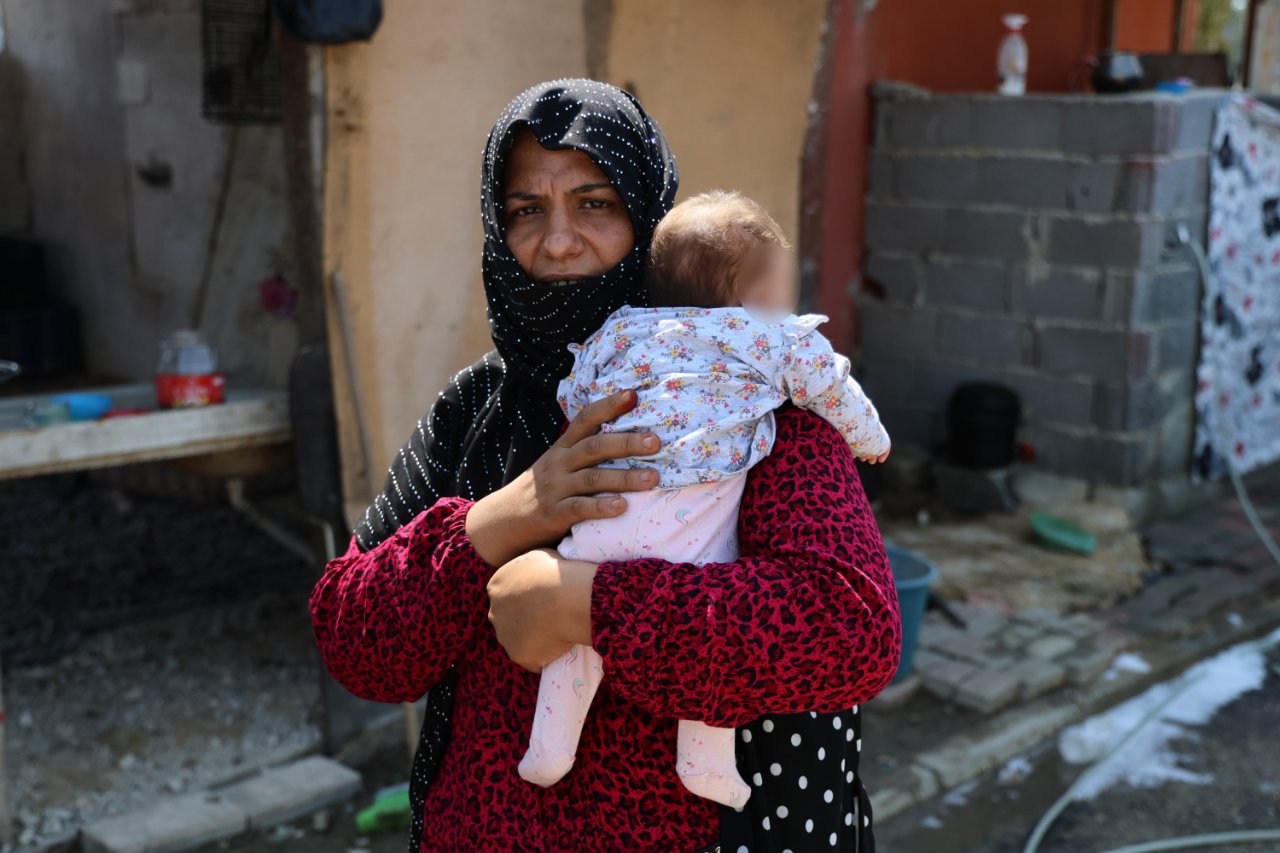 5 çocuğuyla ahırda yaşıyor! Komşusuna güvendi, hayatı altüst oldu! 1,2 milyon TLlik borç için ne var ne yoksa sattı