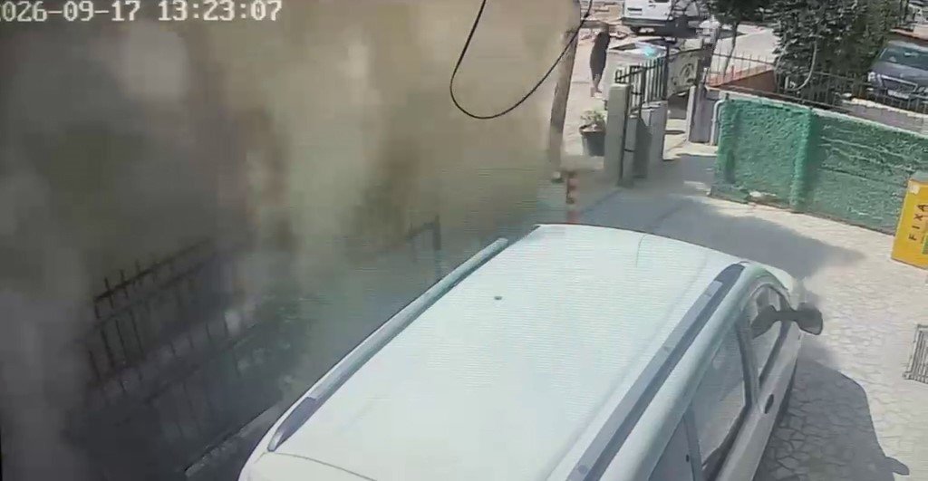 Avcılarda bina çöktü! Bebek arabalı aile saniyelerle kurtuldu