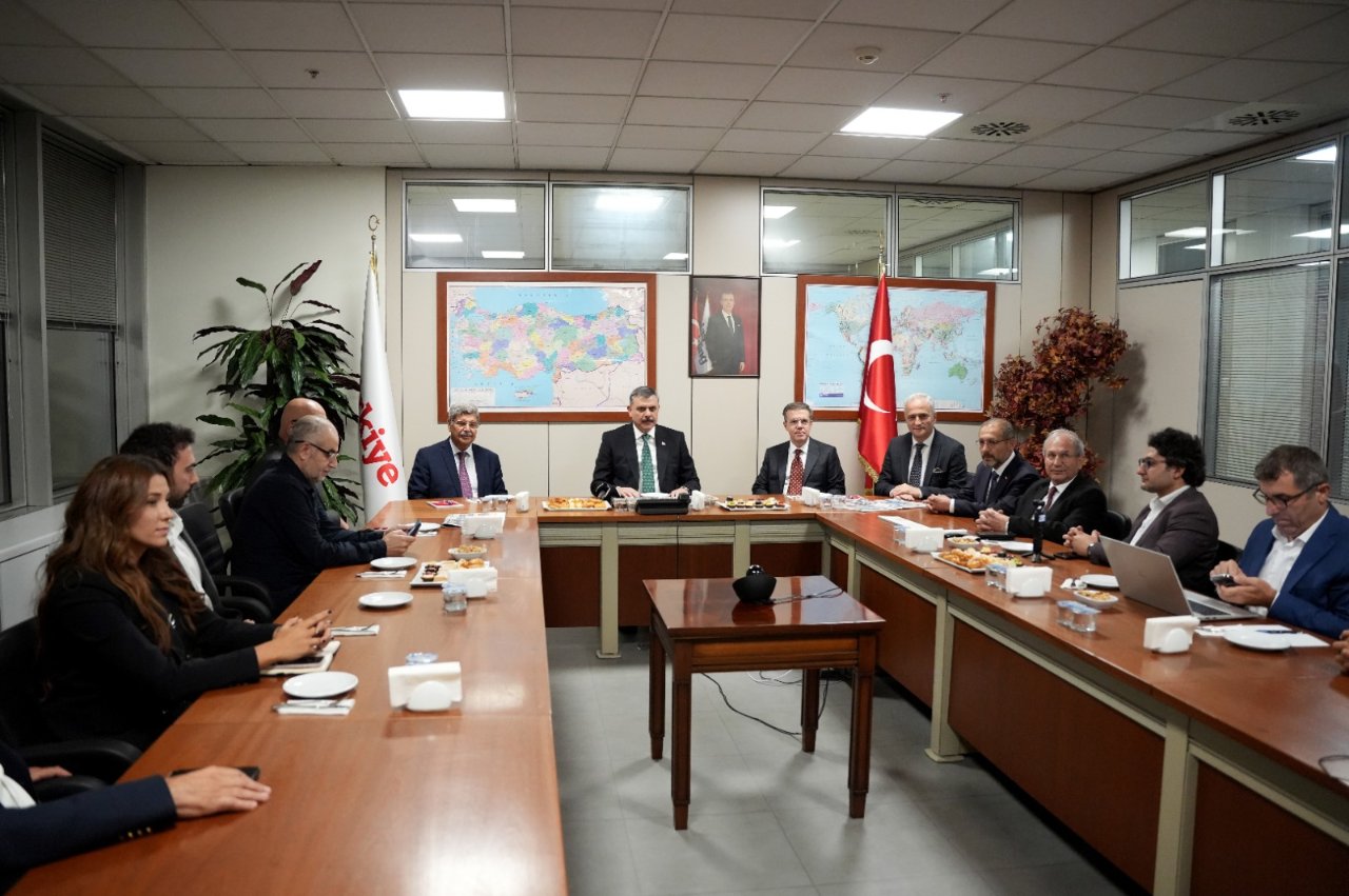 İhlas Holding’i ziyaret eden İçişleri Bakanı Mustafa Çiftçi, gazetemizin yazı işleri toplantısına katıldı. Çiftçi, İhlas Medya’ya ‘Terörsüz Türkiye’ sürecine desteklerinden dolayı teşekkür etti.