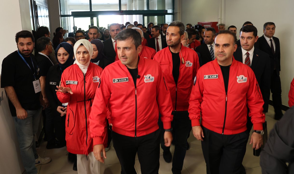 Bakan Kacır ve Selçuk Bayraktar'dan TEKNOFEST çıkarması