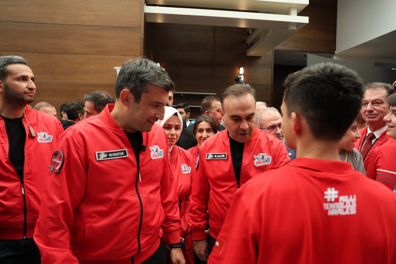 Bakan Kacır ve Selçuk Bayraktardan TEKNOFEST çıkarması