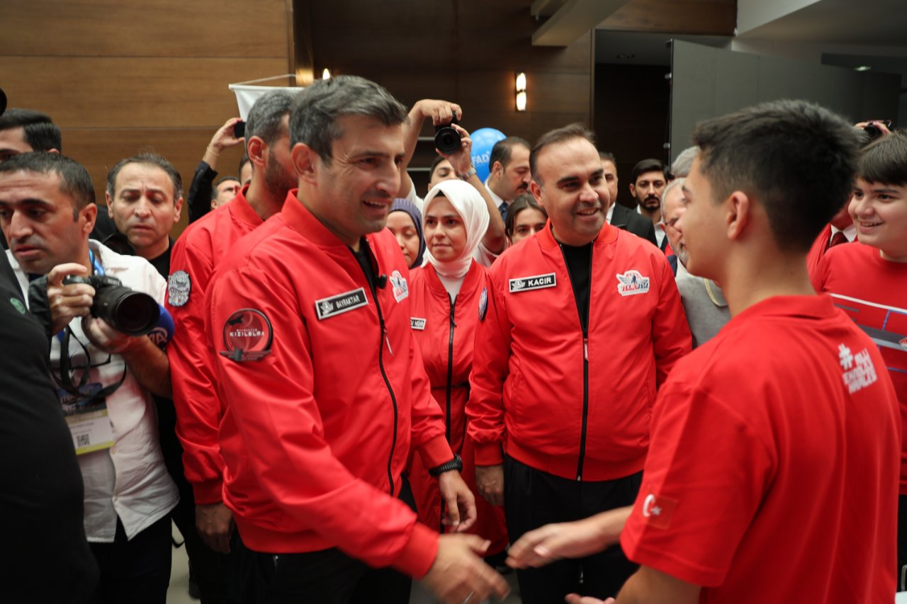 Bakan Kacır ve Selçuk Bayraktardan TEKNOFEST çıkarması