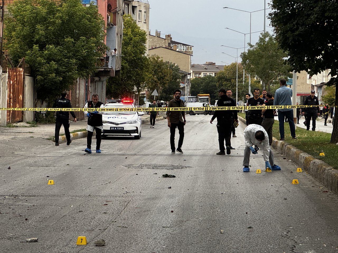 Balkonda başladı, sokağa taştı! Özel harekat devreye girdi, 1i polis 12 yaralı var