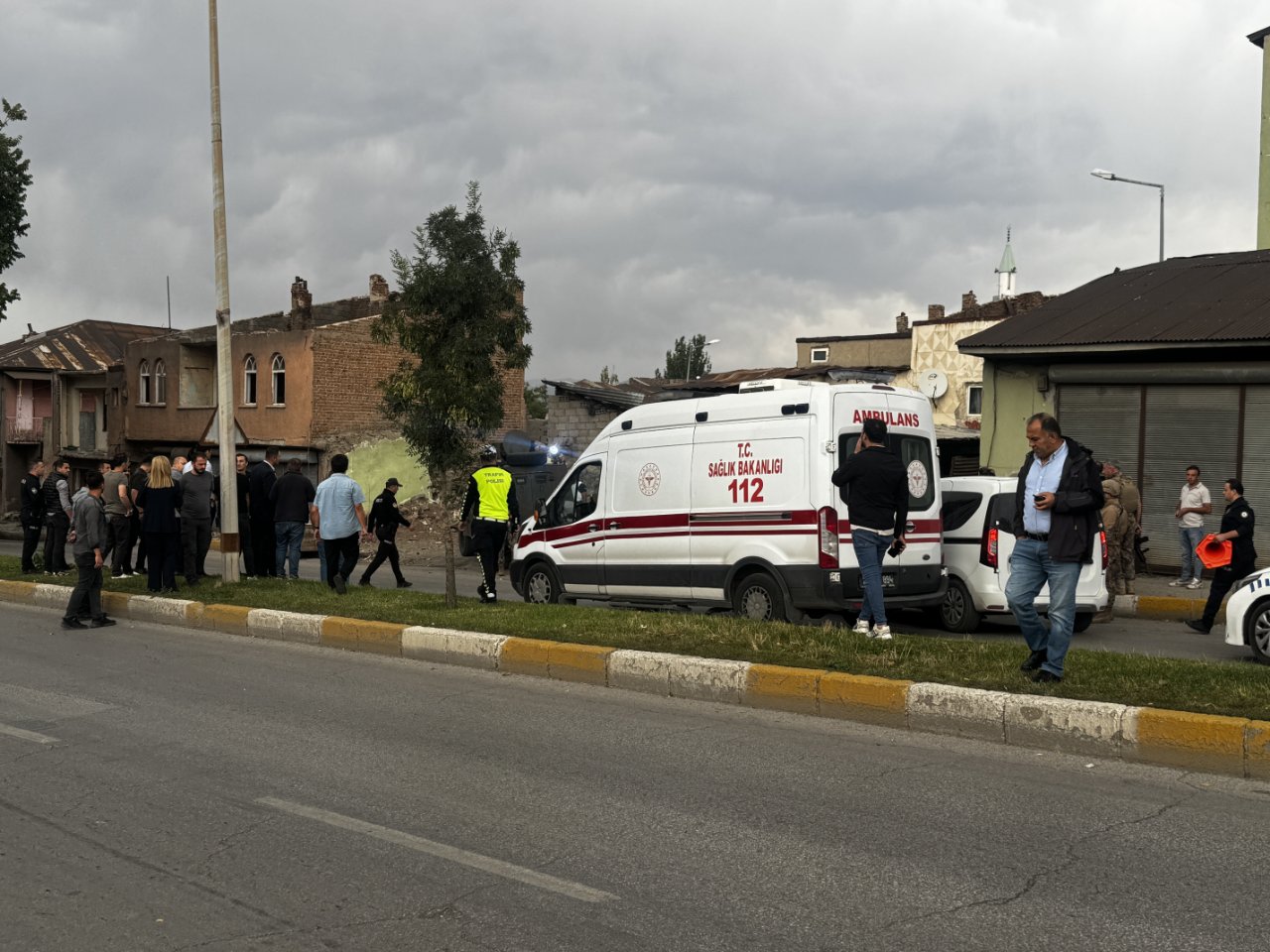 Balkonda başladı, sokağa taştı! Özel harekat devreye girdi, 1i polis 12 yaralı var