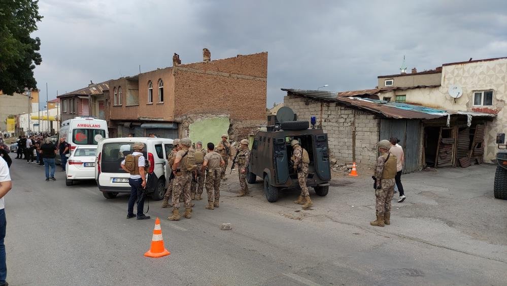 Balkonda başladı, sokağa taştı! Özel harekat devreye girdi, 1i polis 12 yaralı var