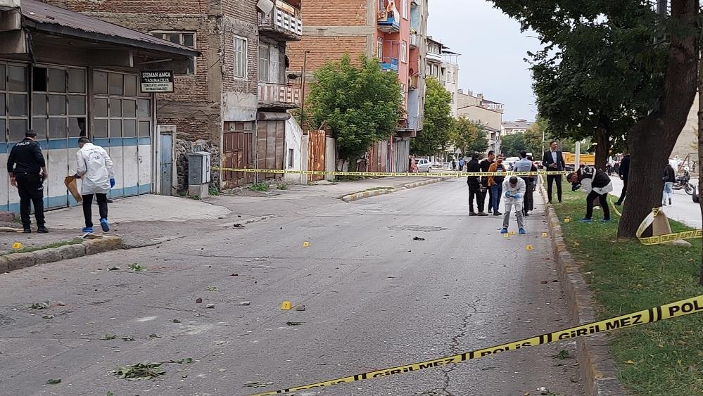 Balkonda başladı, sokağa taştı! Özel harekat devreye girdi, 1i polis 12 yaralı var