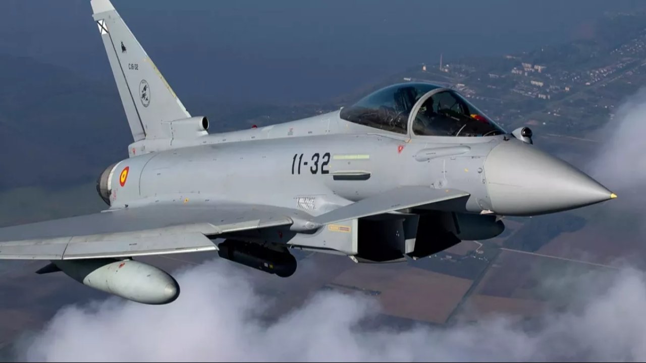 Hava üssüne peş peşe saldırı! İtalyan Eurofighter vuruldu