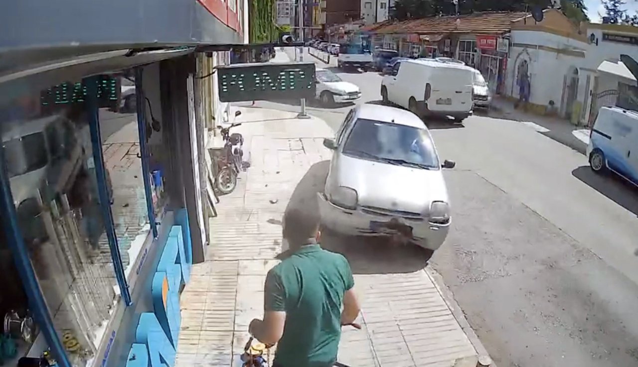 Hayat kurtaran demir duba! Otomobilin altında kalmaktan son anda kurtuldu