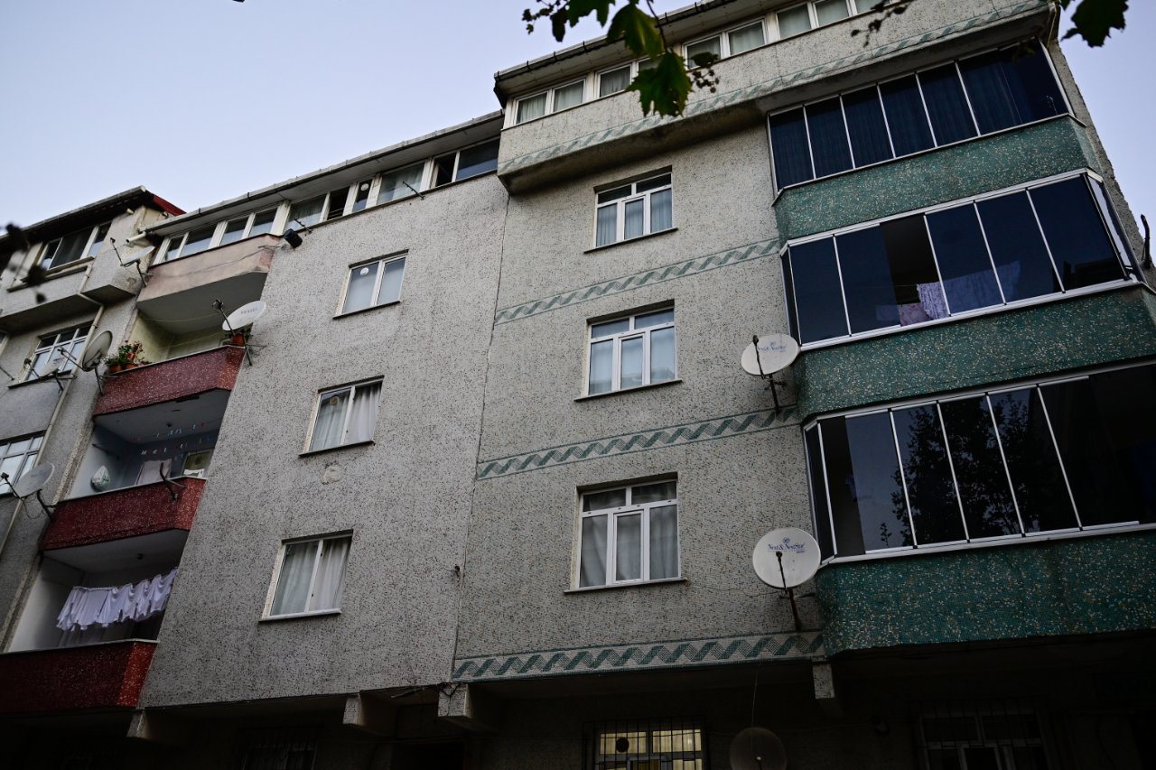 İstanbulda yürekler ağza geldi! Duvarlarında çatlama ve ayrılmalar tespit edilen iki apartman boşaltıldı