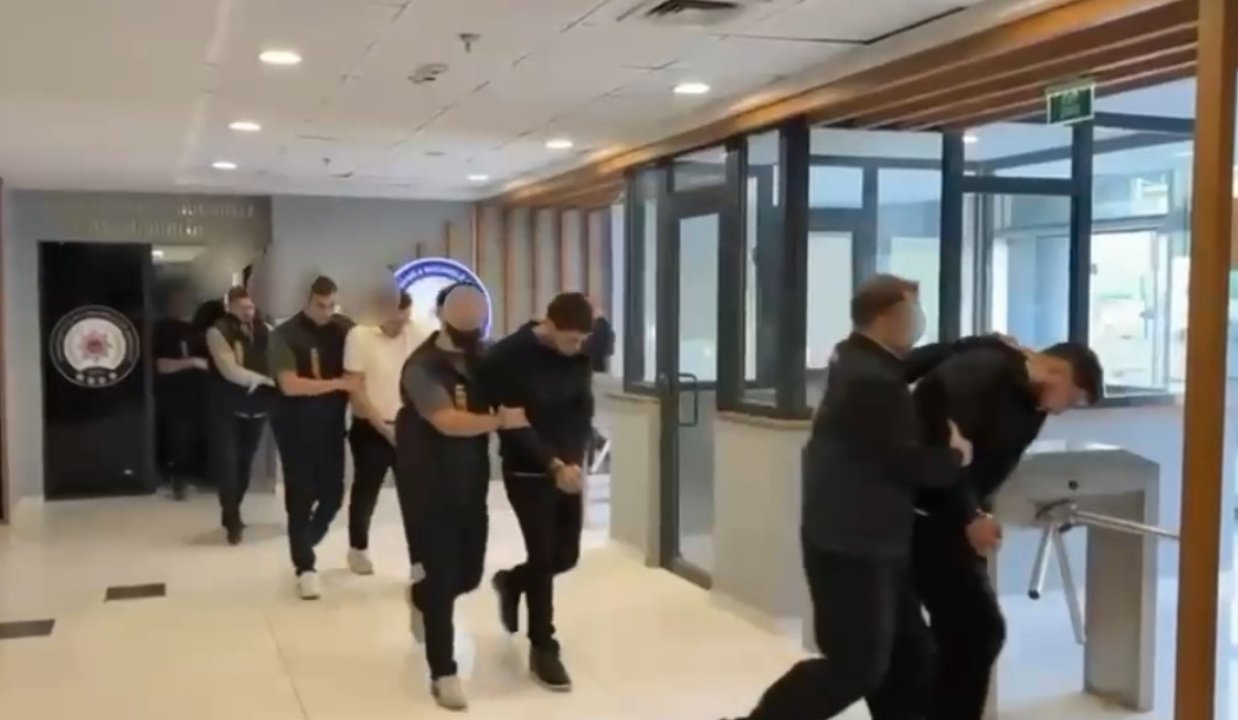 Kendilerini kadın olarak tanıtmışlar! 'Evlilik' ve 'eskort' ilanlarıyla vatandaşı dolandıran 10 kişi tutuklandı