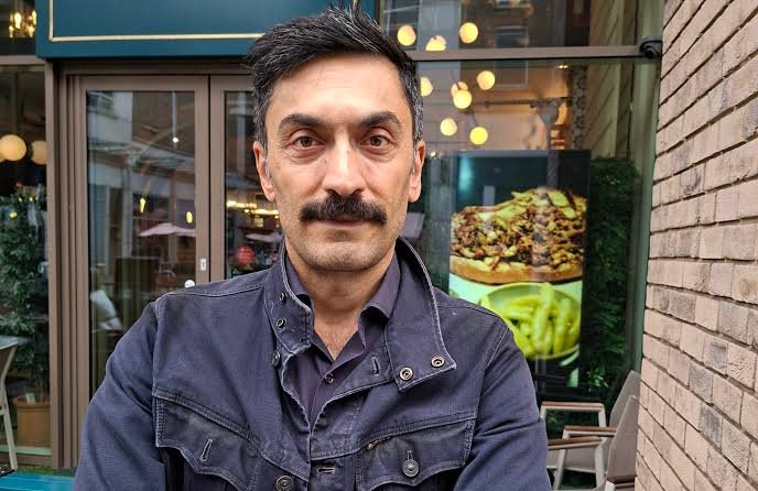 Küçük kızı ölümden kurtarmıştı! İngilterede Türk esnafa kahramanlık ödülü