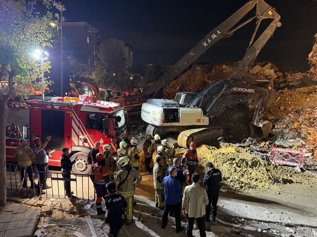 Küçükçekmece’de kentsel dönüşüme girecek bina çöktü! Ekipler alarma geçti