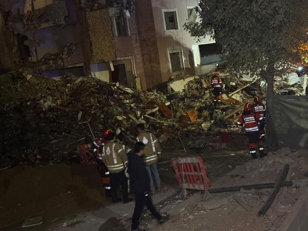 Küçükçekmece’de kentsel dönüşüme girecek bina çöktü! Ekipler alarma geçti