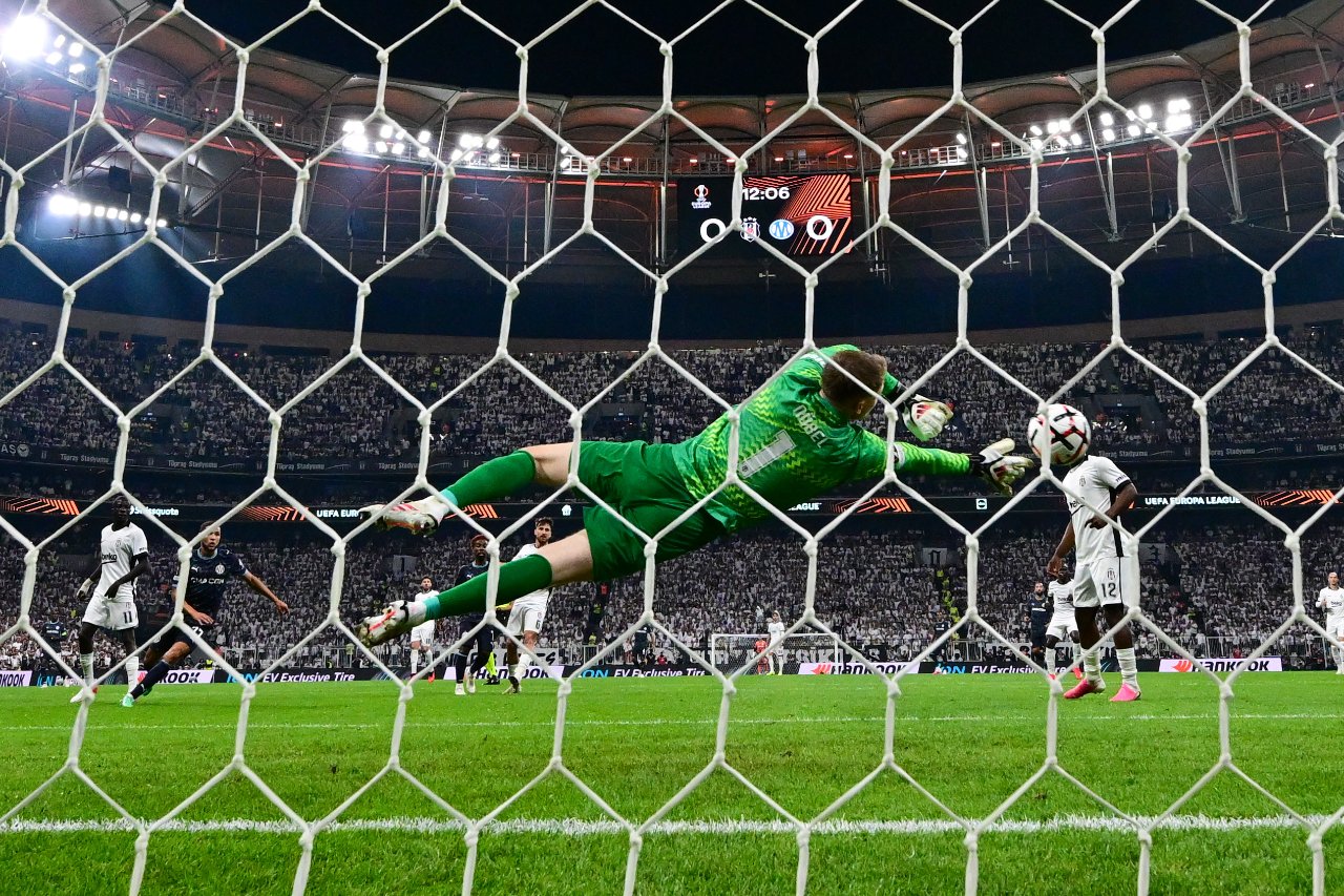 Alexander Nübel, Beşiktaş performansıyla alkış alıyor.