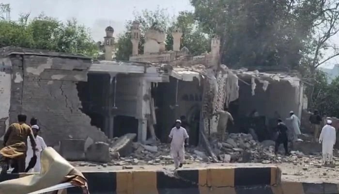 Pakistan'da cami yakınında kanlı saldırı! En az 15 ölü, 50'den fazla yaralı var