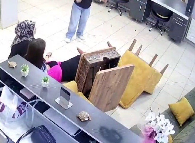 Saç kesimini beğenmedi, akrabalarıyla kuaförü bastı! Bıçakla dehşeti yaşattılar: Darbe aldığım için bayılmışım
