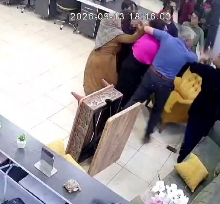 Saç kesimini beğenmedi, akrabalarıyla kuaförü bastı! Bıçakla dehşeti yaşattılar: Darbe aldığım için bayılmışım