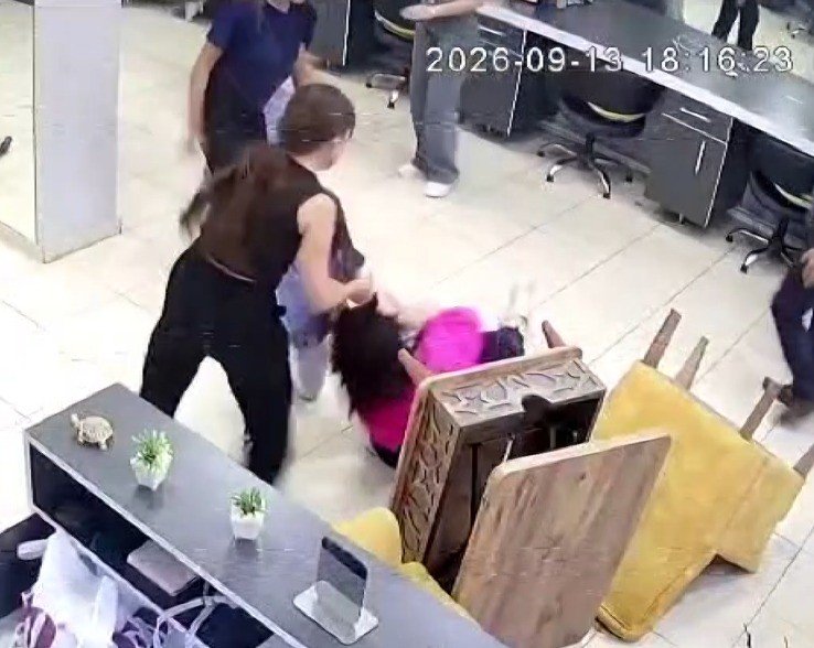 Saç kesimini beğenmedi, akrabalarıyla kuaförü bastı! Bıçakla dehşeti yaşattılar: Darbe aldığım için bayılmışım