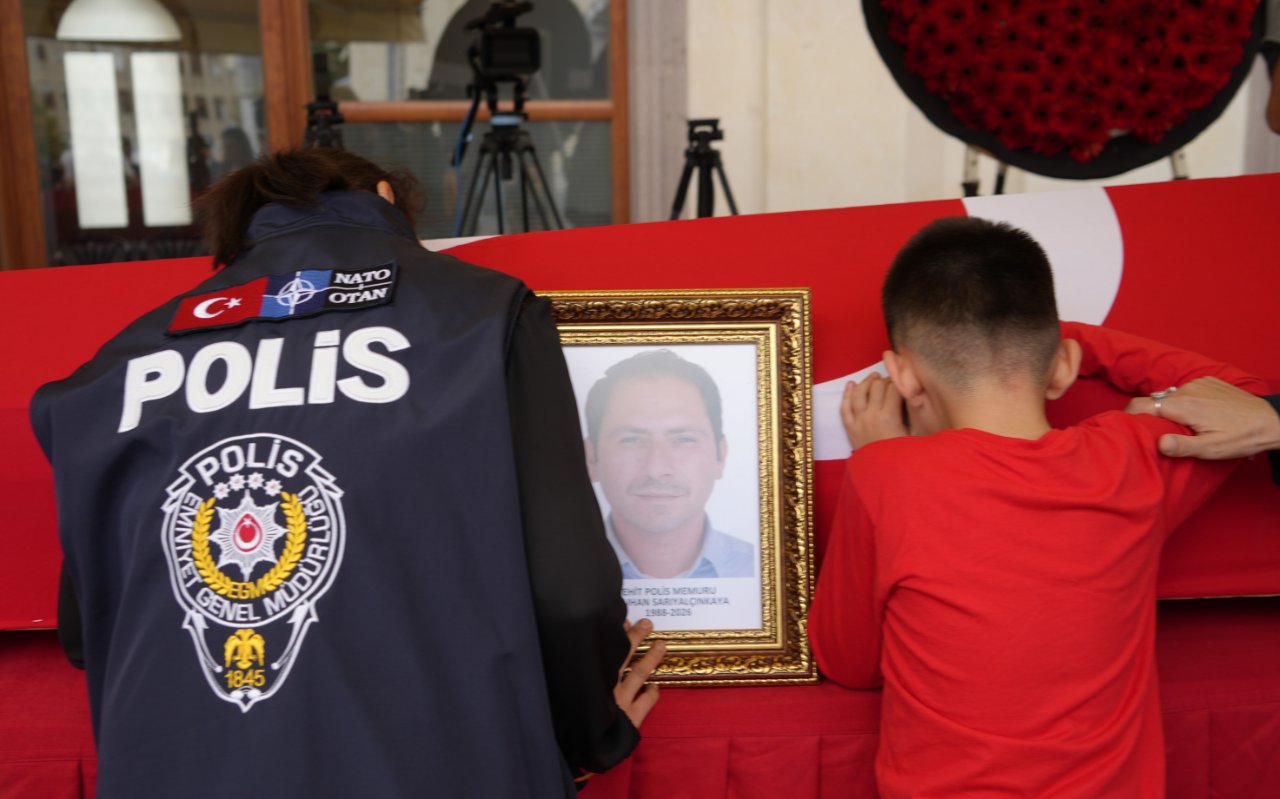 Şehidin oğlu yürekleri yaktı! Babasının tabutuna sarıldı, gözyaşlarına boğuldu
