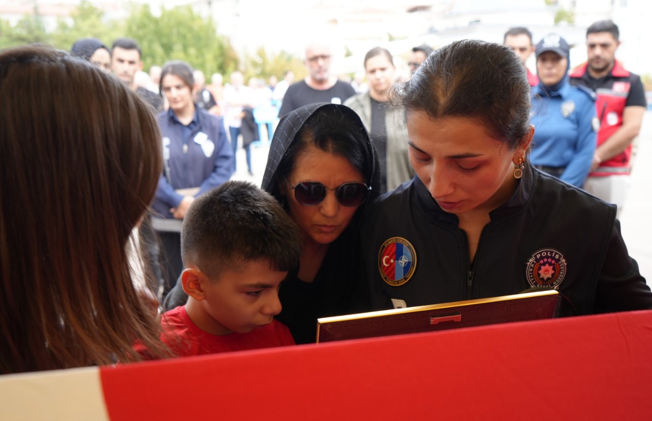 Şehidin oğlu yürekleri yaktı! Babasının tabutuna sarıldı, gözyaşlarına boğuldu