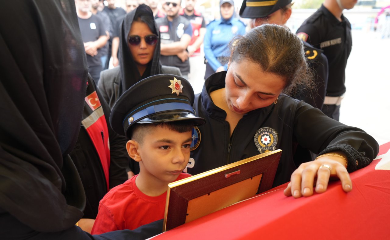 Şehidin oğlu yürekleri yaktı! Babasının tabutuna sarıldı, gözyaşlarına boğuldu
