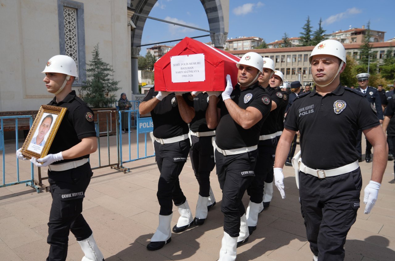 Şehidin oğlu yürekleri yaktı! Babasının tabutuna sarıldı, gözyaşlarına boğuldu