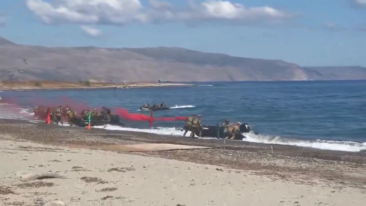 Tatbikat fiyaskosu! Çıkarma yapan Yunan askerleri denize düştü
