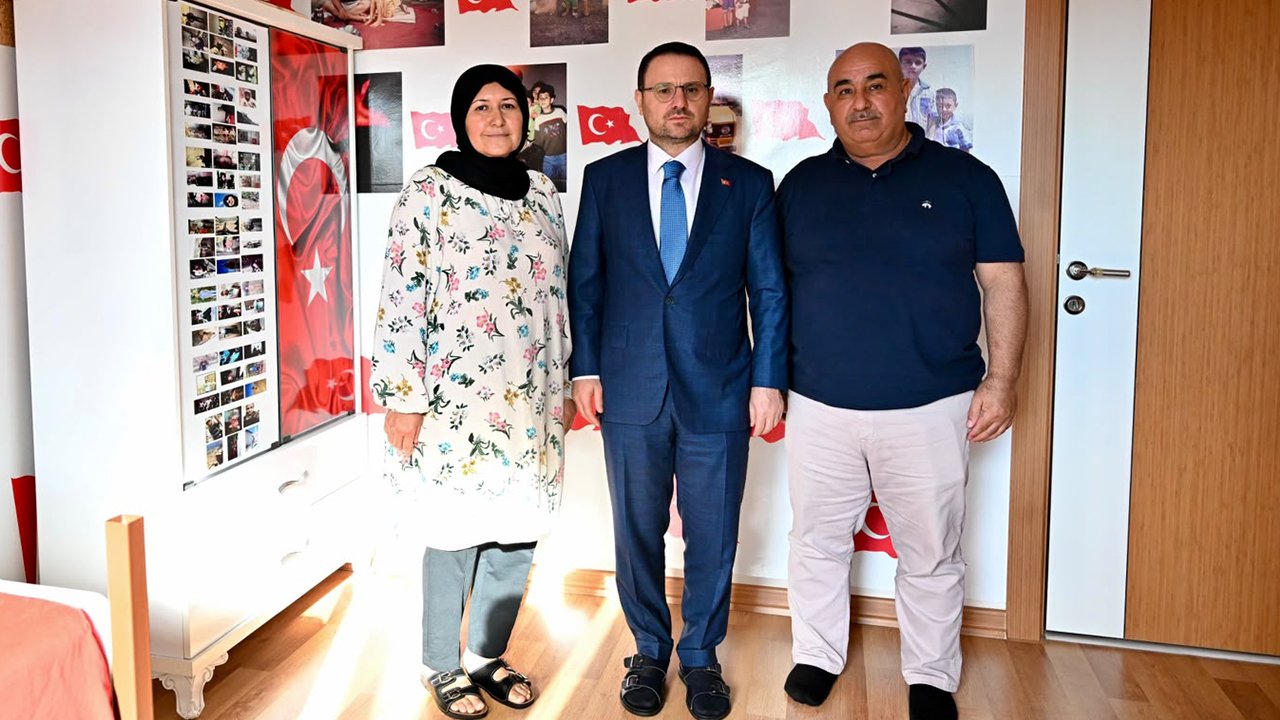 Adalet Bakanı Gürlek, şehit ailesini ziyaret etti