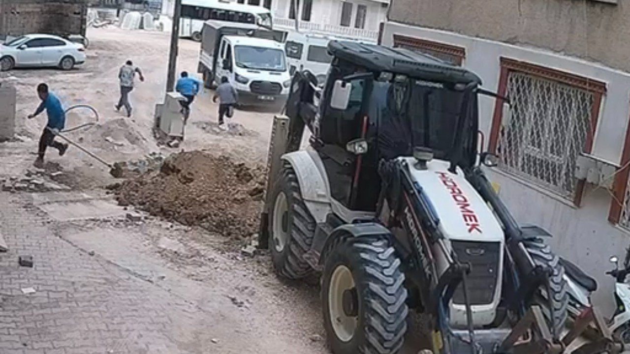 Adıyaman'da doğalgaz borusu patladı! İşçilerin kaçış anları kamerada