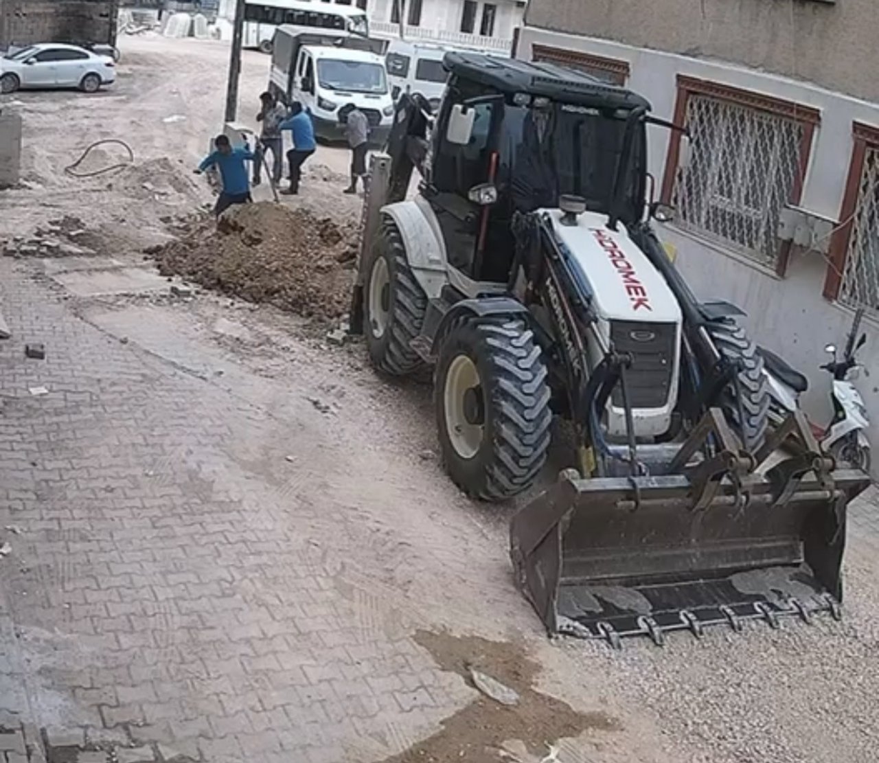 Adıyamanda doğalgaz borusu patladı! İşçilerin kaçış anları kamerada